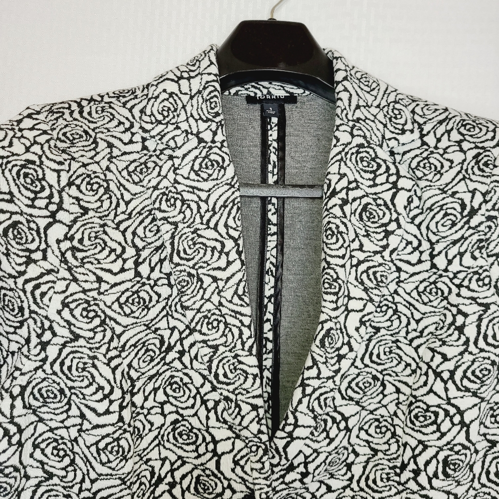 Torrid Embossed Roses Knit Jacket sz 1 - Picture 2 of 7